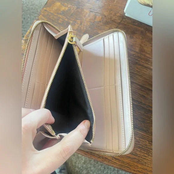 Authentic BURBERRY Grainy Calfskin Logo Embossed Zip Wallet - Picture 5 of 10